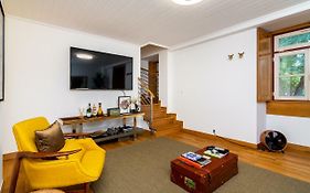 The Explorers Home - Sunny Stylish Family-Friendly Apartment